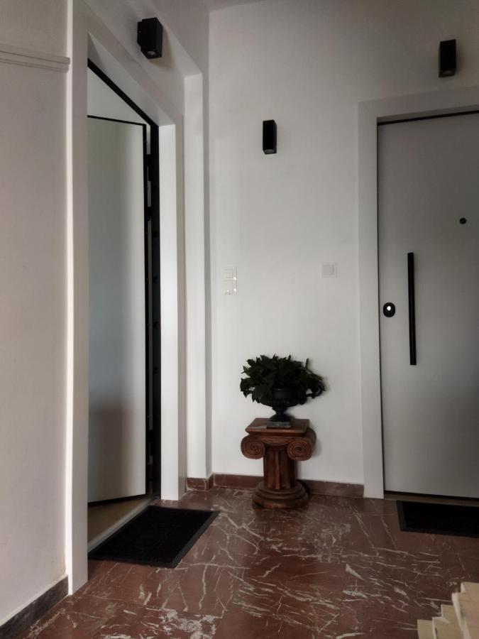 Minimal Apartment By The Beach Corinth Buitenkant foto
