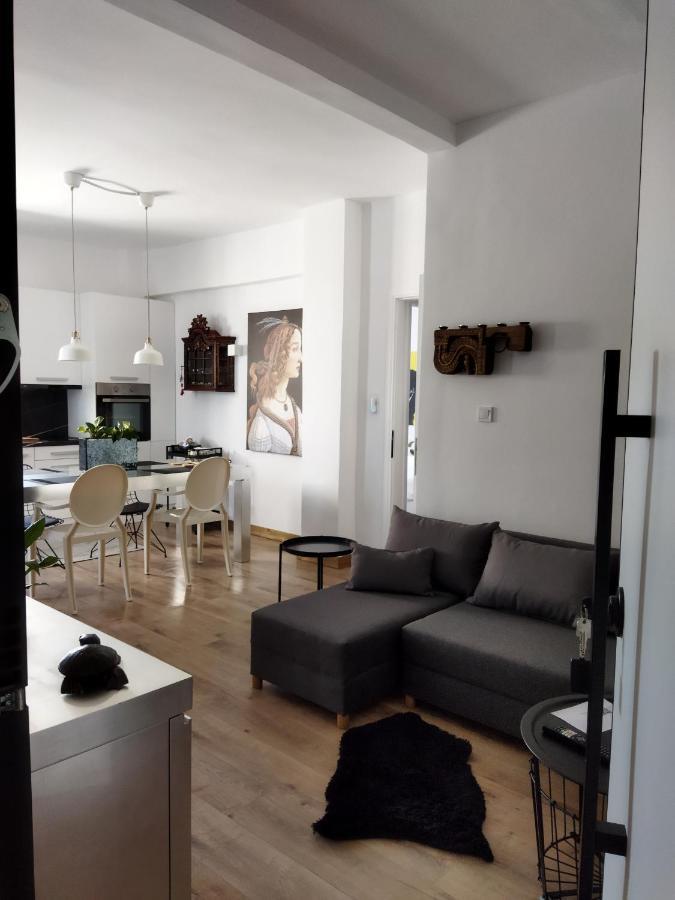 Minimal Apartment By The Beach Corinth Buitenkant foto