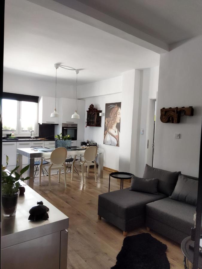 Minimal Apartment By The Beach Corinth Buitenkant foto